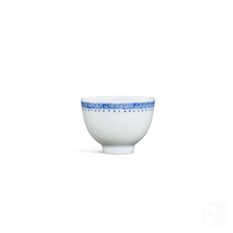 A blue and white 'band' cup, Mark and period of Kangxi | 清康熙 青花回紋小盃 《大清康熙年製》款 - 图2